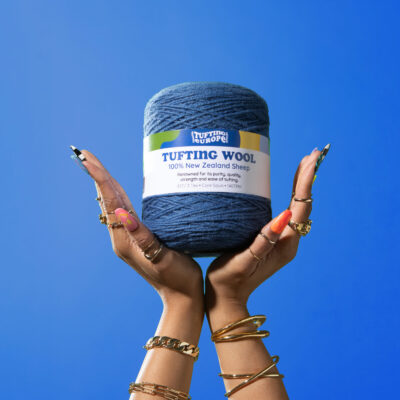 Wełna Cobalt Blue 500 g Przędza do tuftingu 4 Głęboka niebiesko-fioletowa przędza do tuftingu na stożku - 100% wełna nowozelandzka