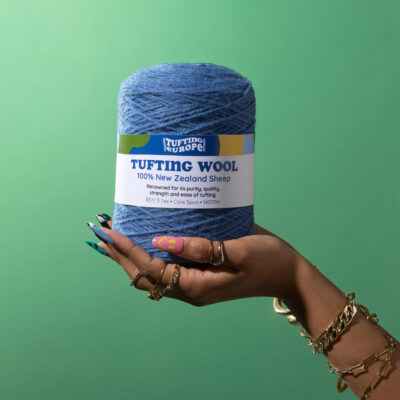 Wełna Mid Blue 500 g Przędza do tuftingu 4 Średnia niebieska przędza do tuftingu na stożku - 100% wełna nowozelandzka