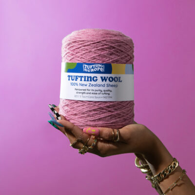 Bardzo Różowa 500 g wełniana Przędza do tuftingu 4 Przędza do tuftingu Barbie Pink na stożku - 100% wełna nowozelandzka